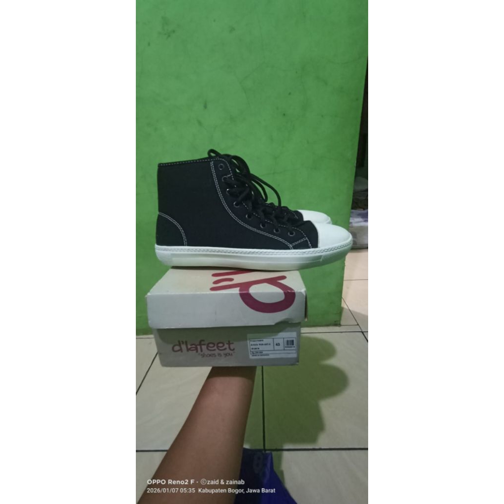 sepatu tinggi d'lafeet hitam