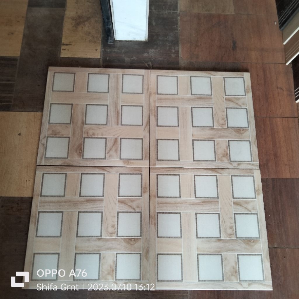 Keramik lantai 50x50.Beige/Ikad