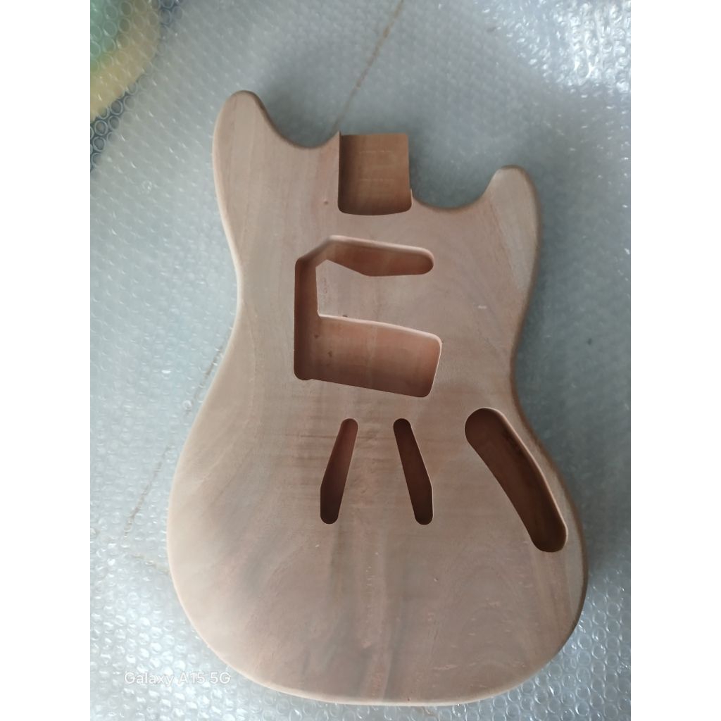 body gitar model fender mustang