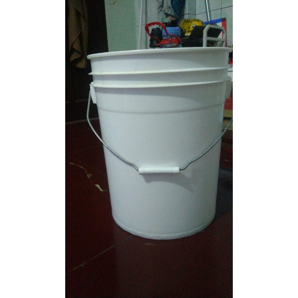 Ember 25kg atau Ember 20 Liter Bekas Cat, dan random lain nya Putih polos plus tutup
