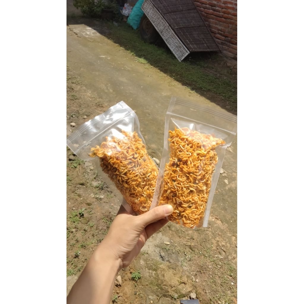 Mie kering pedas daun jeruk