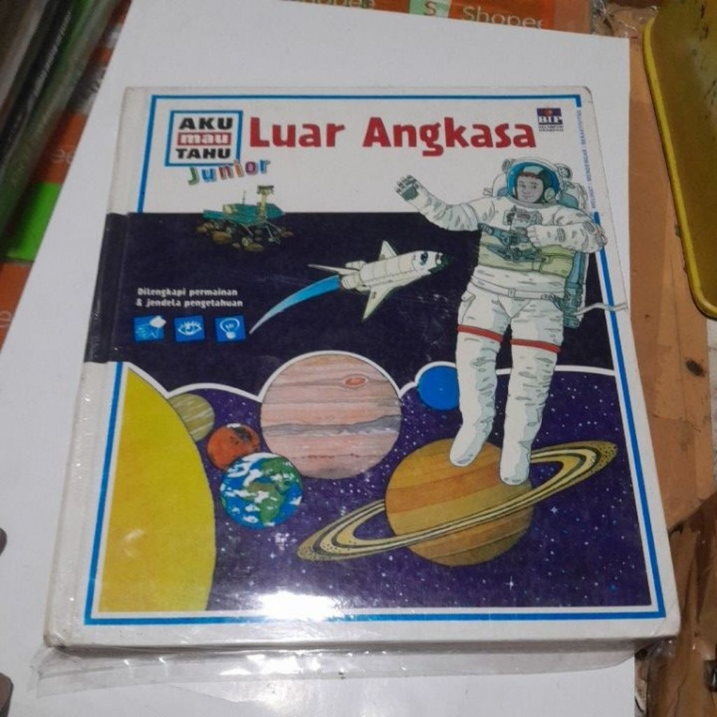 BUKU AKU MAU TAHU LUAR ANGKASA EDISI JUNIOR
