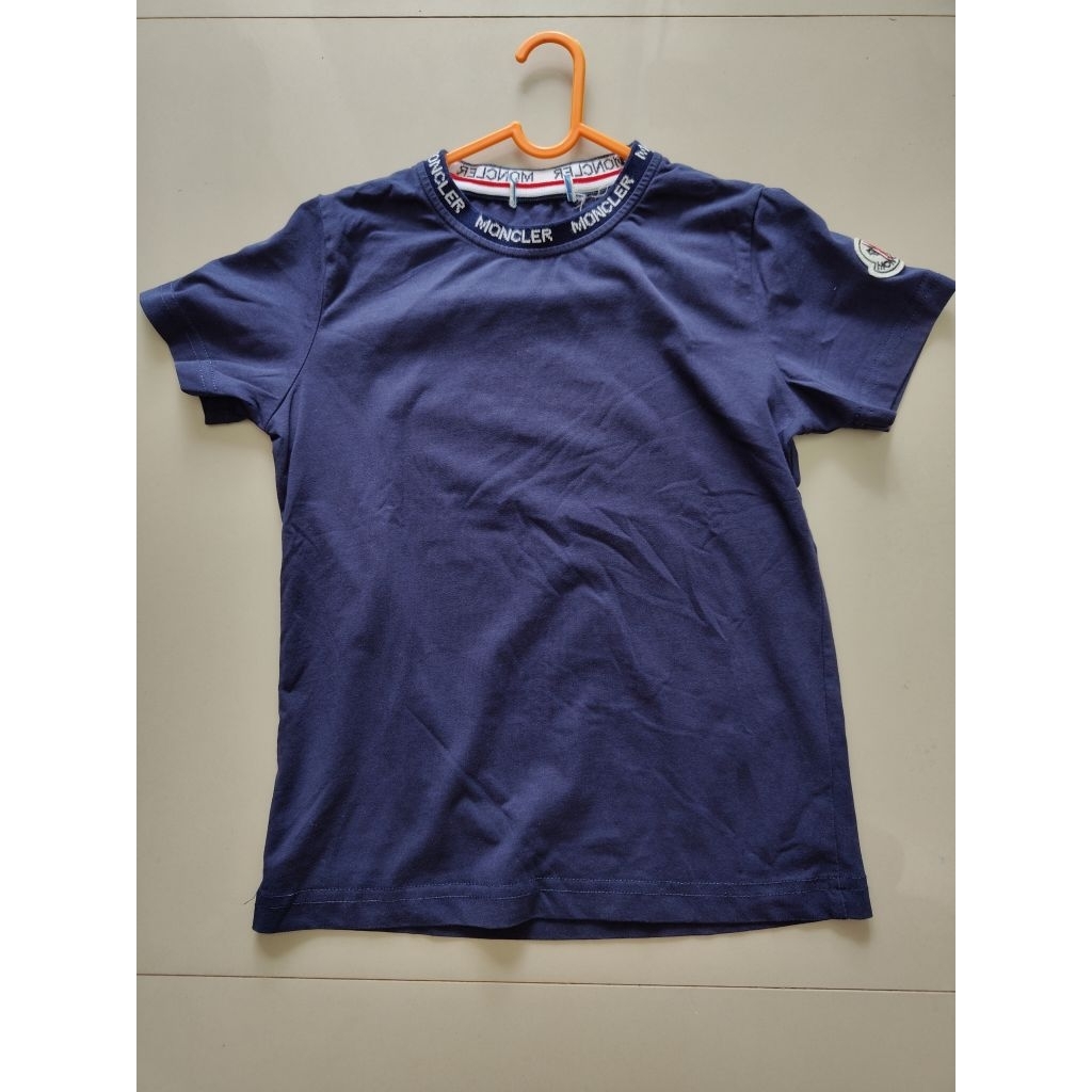 MONCLER LOGO NECK NAVY T-SHIRT / KAOS ANAK LAKI-LAKI BIRU TUA