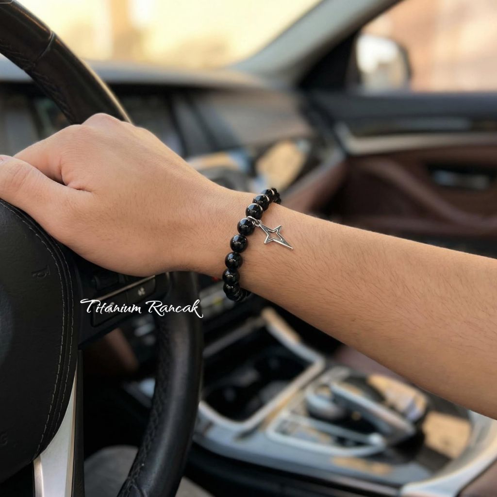 Gelang Pria Batu Onyx Hitam Liontin Salib Titanium – Stylish & Anti Luntur