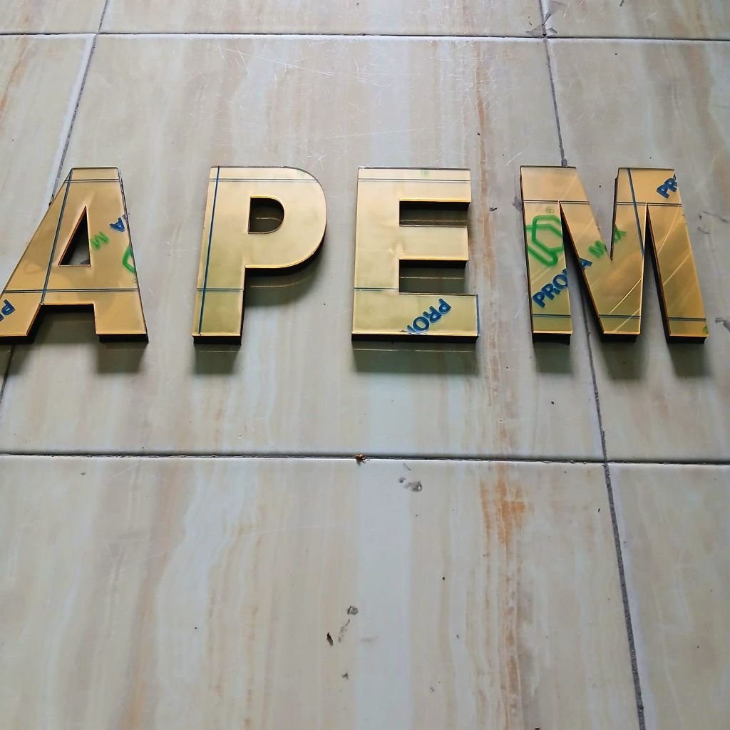 Huruf akrilik timbul tinggi 30 cm papan nama akrilik