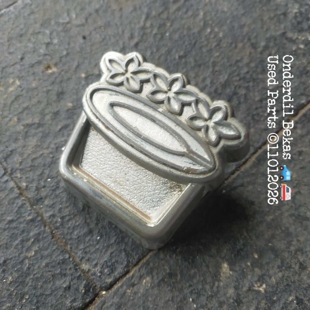 emblem grill Toyota Corolla ke30 tahun 1976