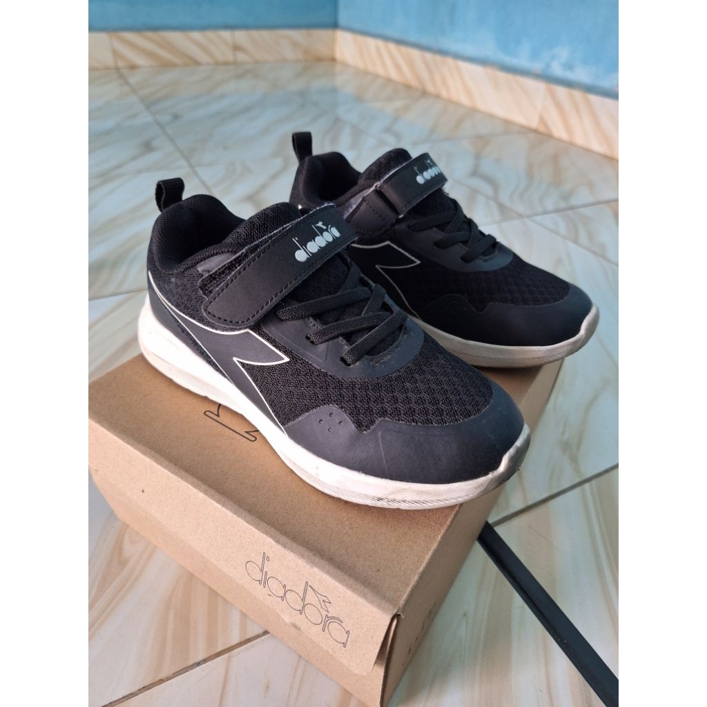 Preloved sepatu merek Diadora uk 31