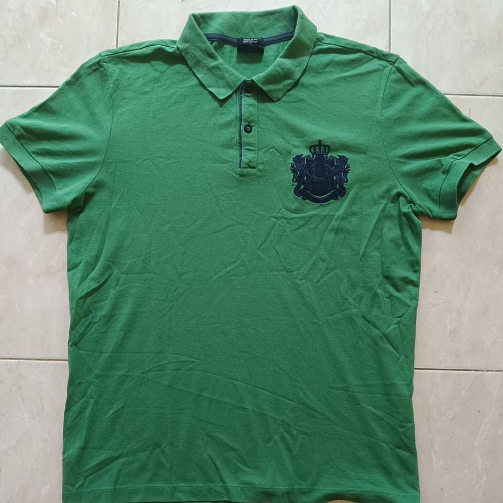 Kaos Hugo Boss lengan pendek original kancing embos second tage aman logo bordir besar ld. 108 untuk