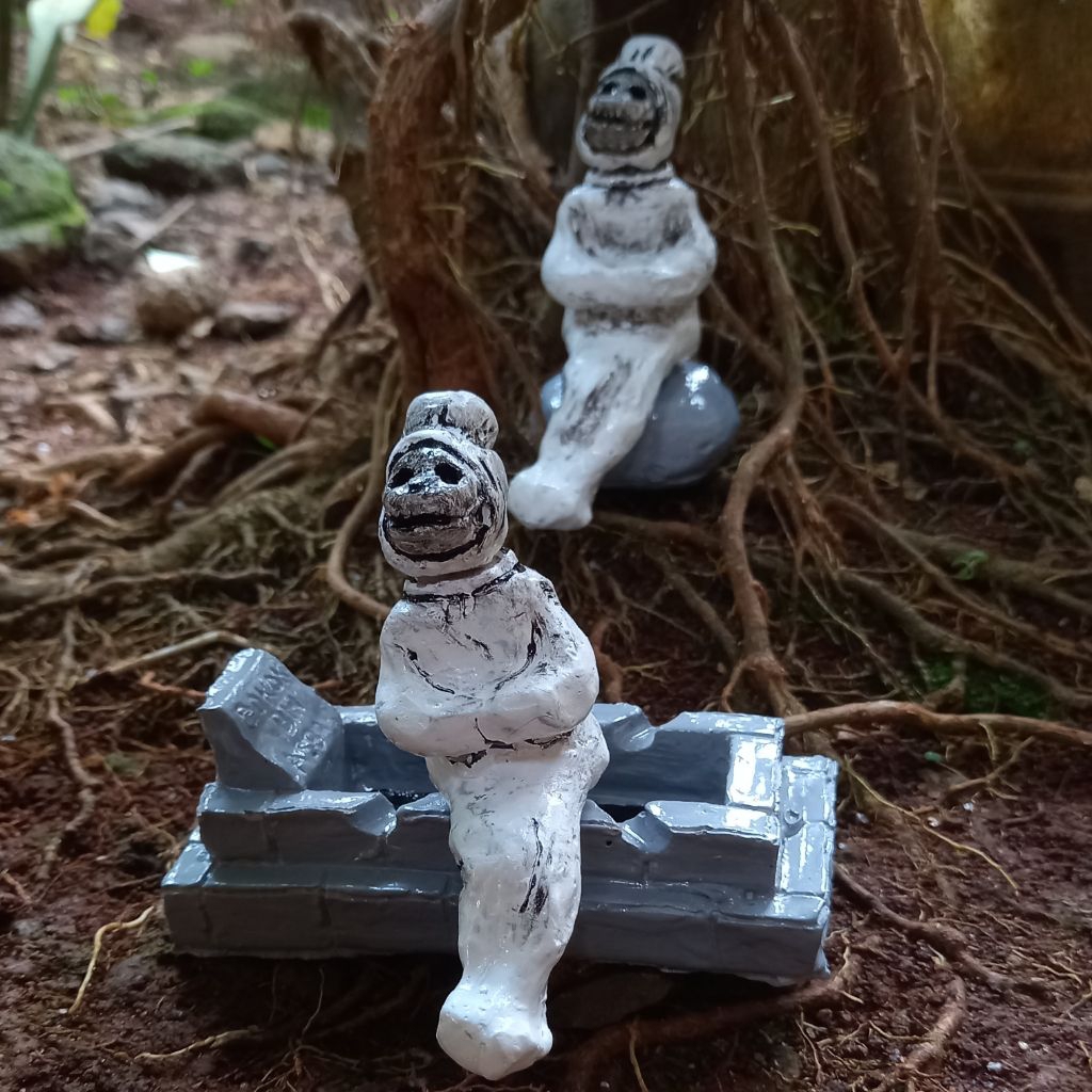 Miniatur pocong lagi duduk,hiasan aquarium