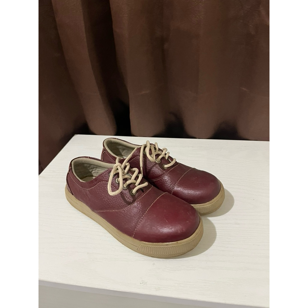 sepatu kulit merah size 38