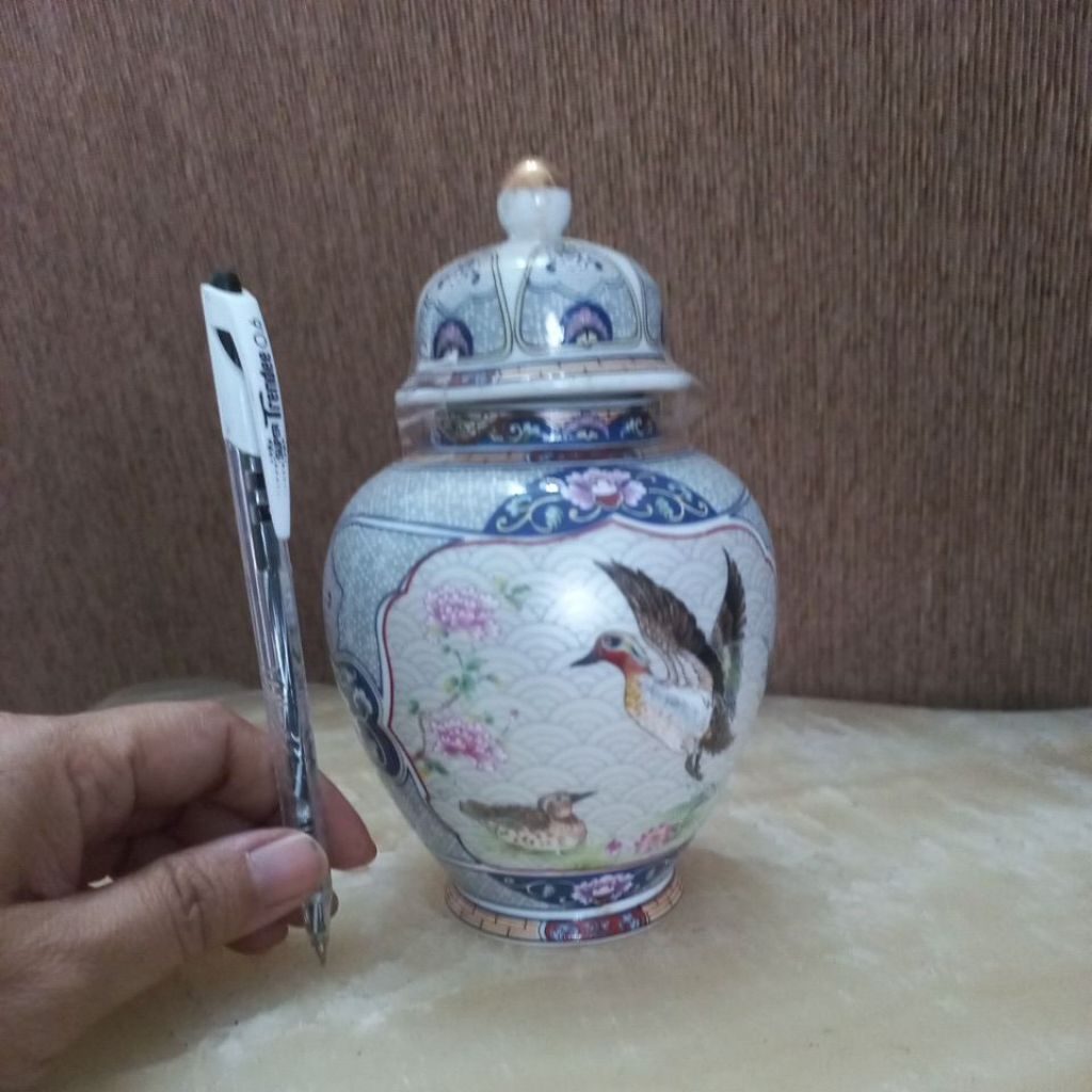 Guci Keramik Bertutup Kecil Burung