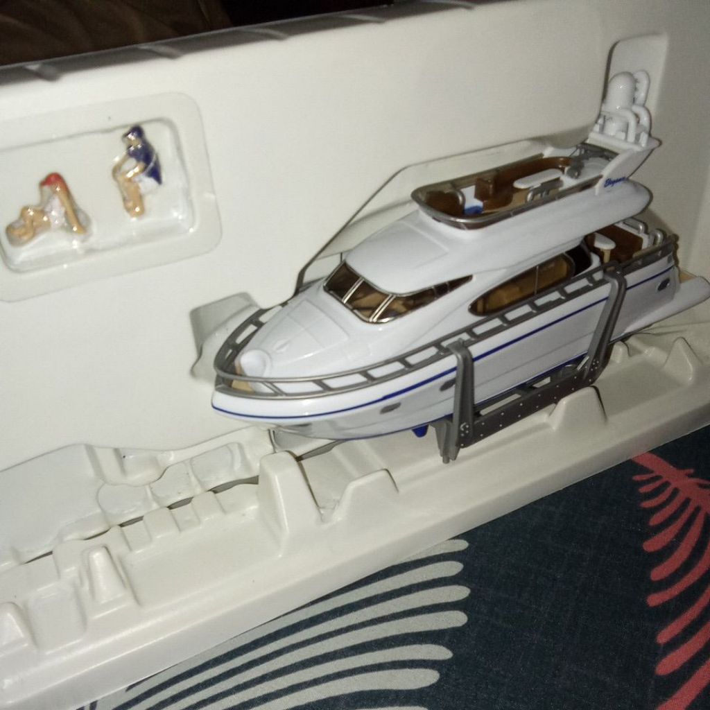 kapal pesiar miniatur