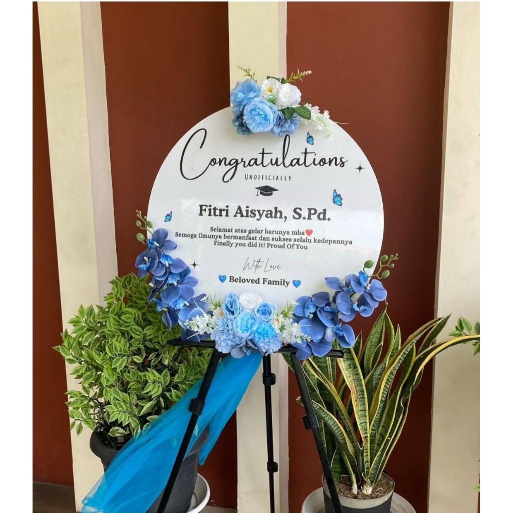 Papan Akrilik Wisuda Standing Bunga Premium – Custom Tulisan