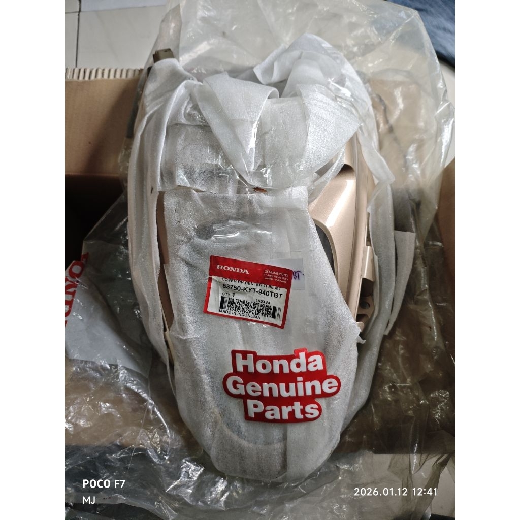 83750KYT940TBT / COVER RR CENTER SCOOPY KARBU SERI KYT