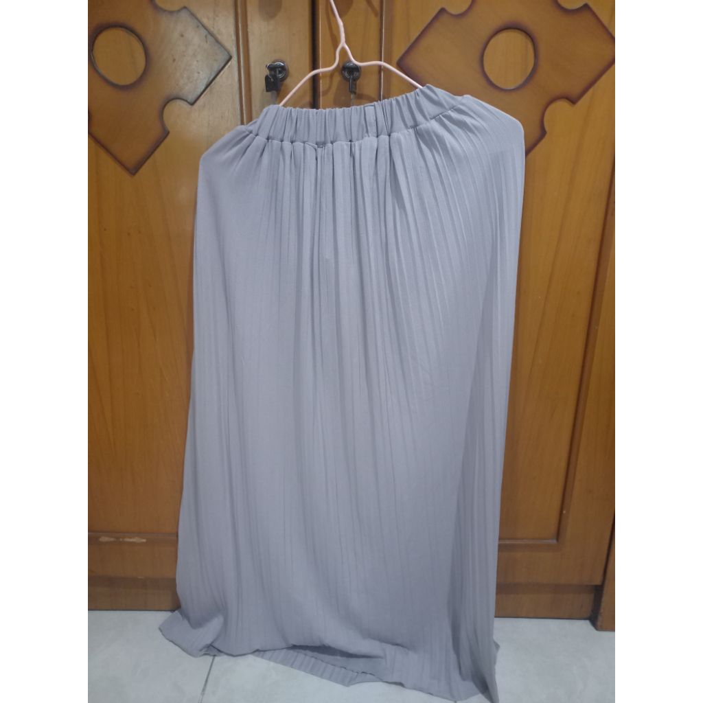 ready preloved| rok plisket wanita warna abu muda