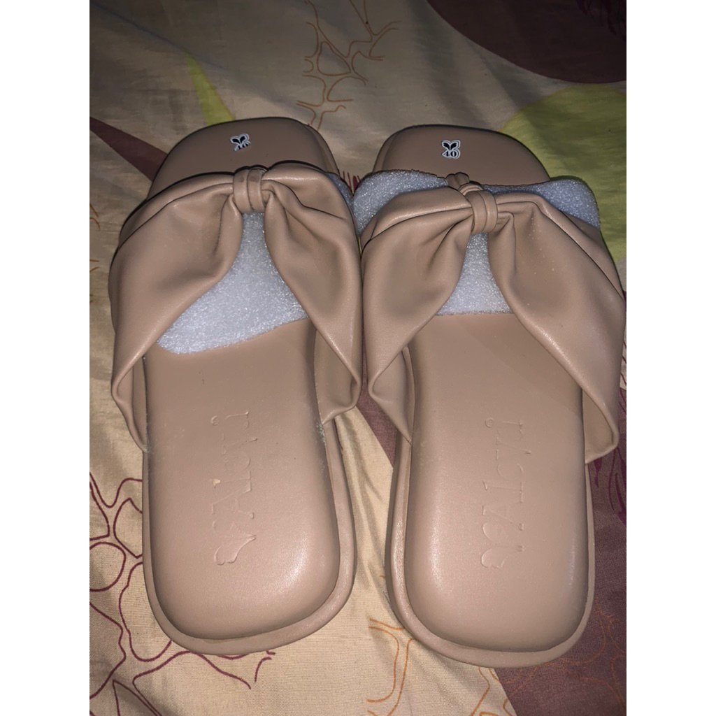 Pl Sandal puffy alivelovearts no box