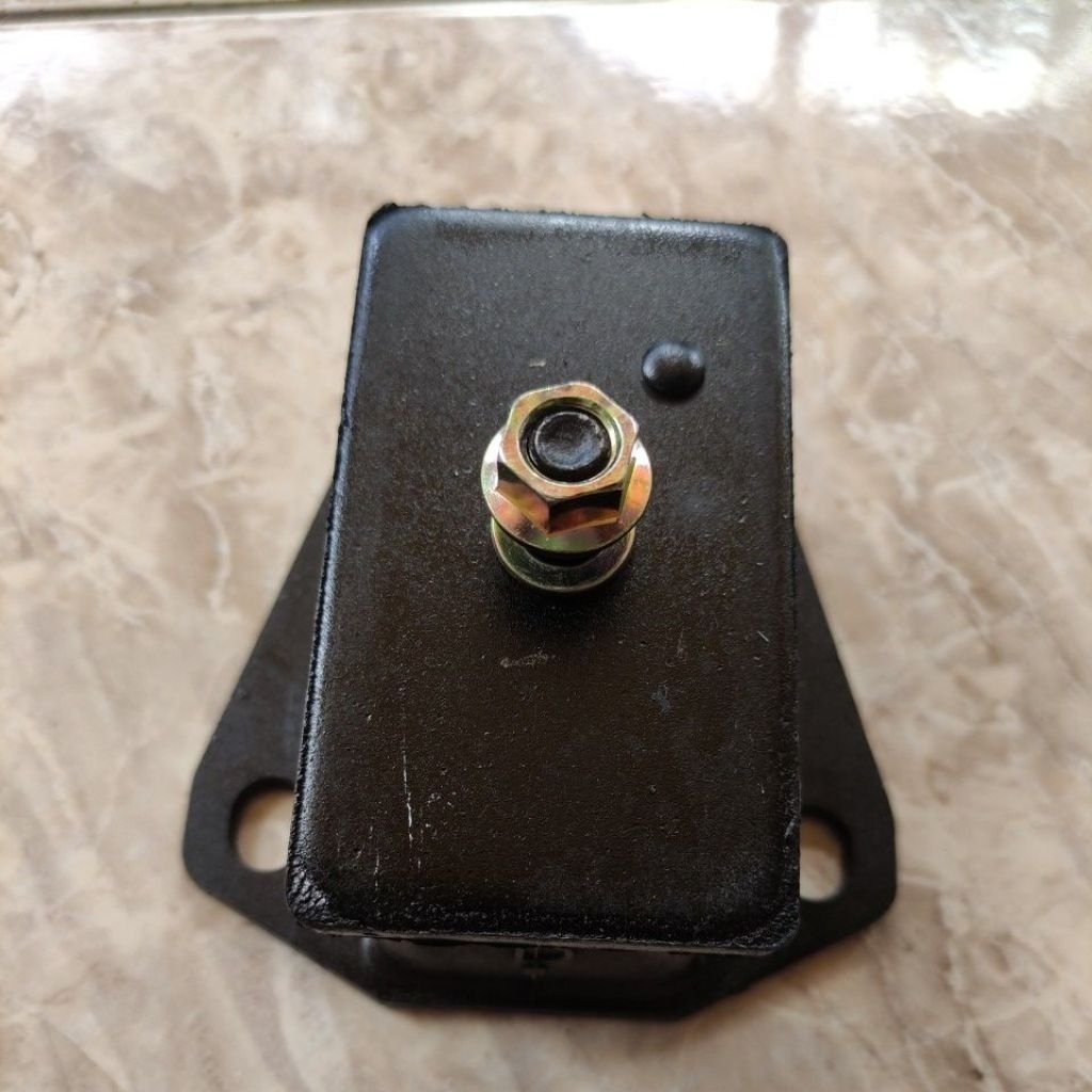 dudukan mesin mitsubishi L300 diesel