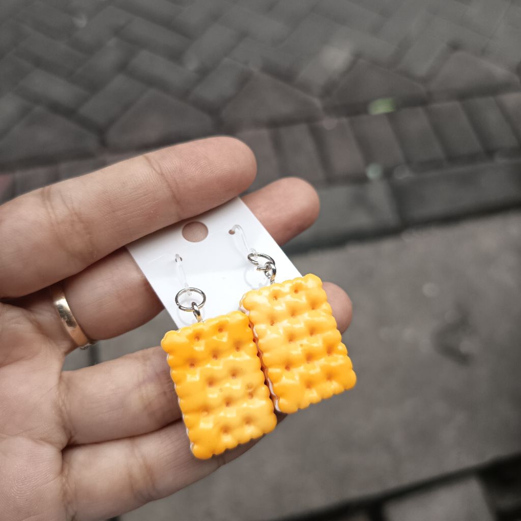 Anting anak dewasa unik kait plastik biskuit