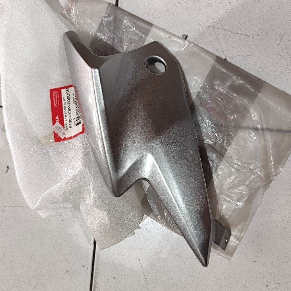 Cowl L 61303-KSP-B00DSM - Cover Kupingan Batok Lampu Kiri Silver Honda Megapro Mono 2010