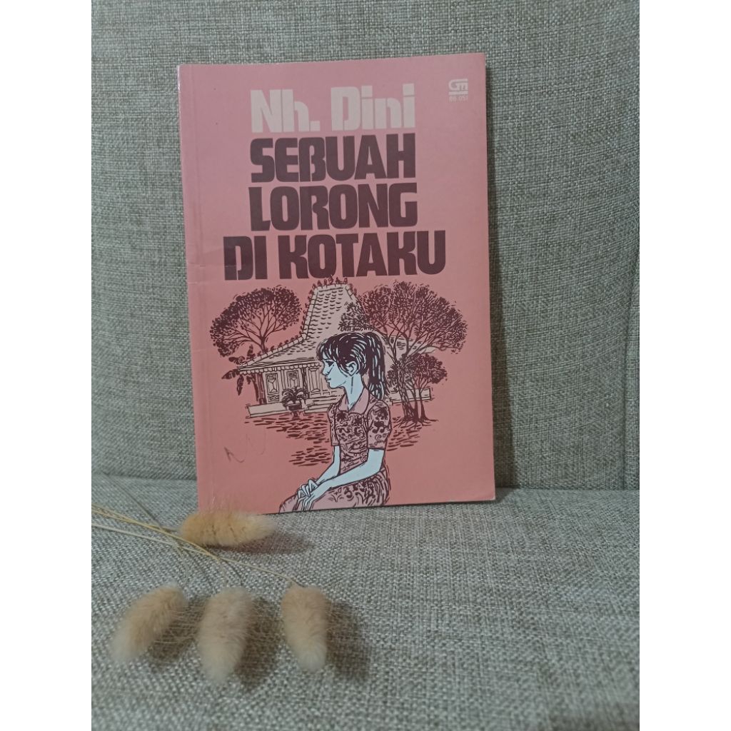 Buku langka vintage NH. DINI, SEBUAH LORONG DI KOTAKU (1986)