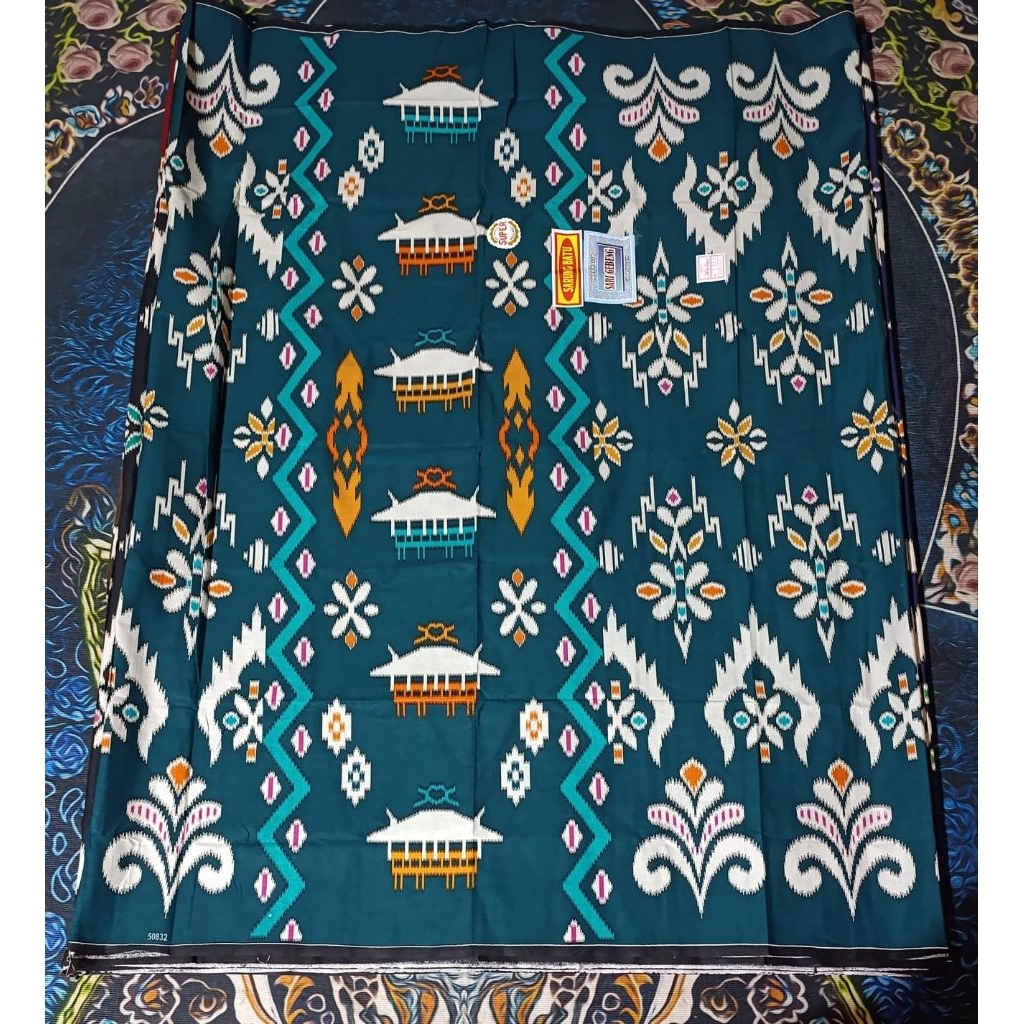 Sarung Karo Motif Rumah Adat