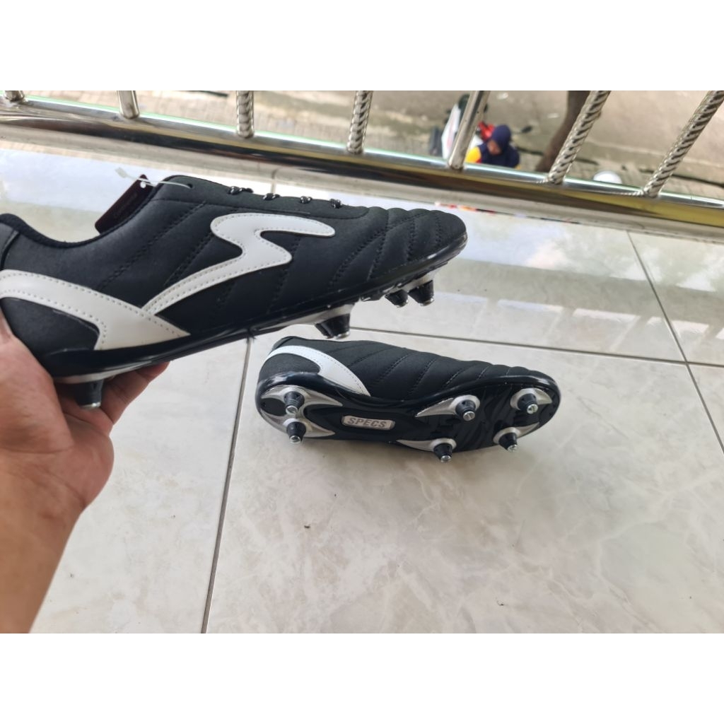 sepatu bola specs Hitam strip putih (SPUL BESI & BAHAN KULIT) outsol sudah di jahit di jamin lebih a