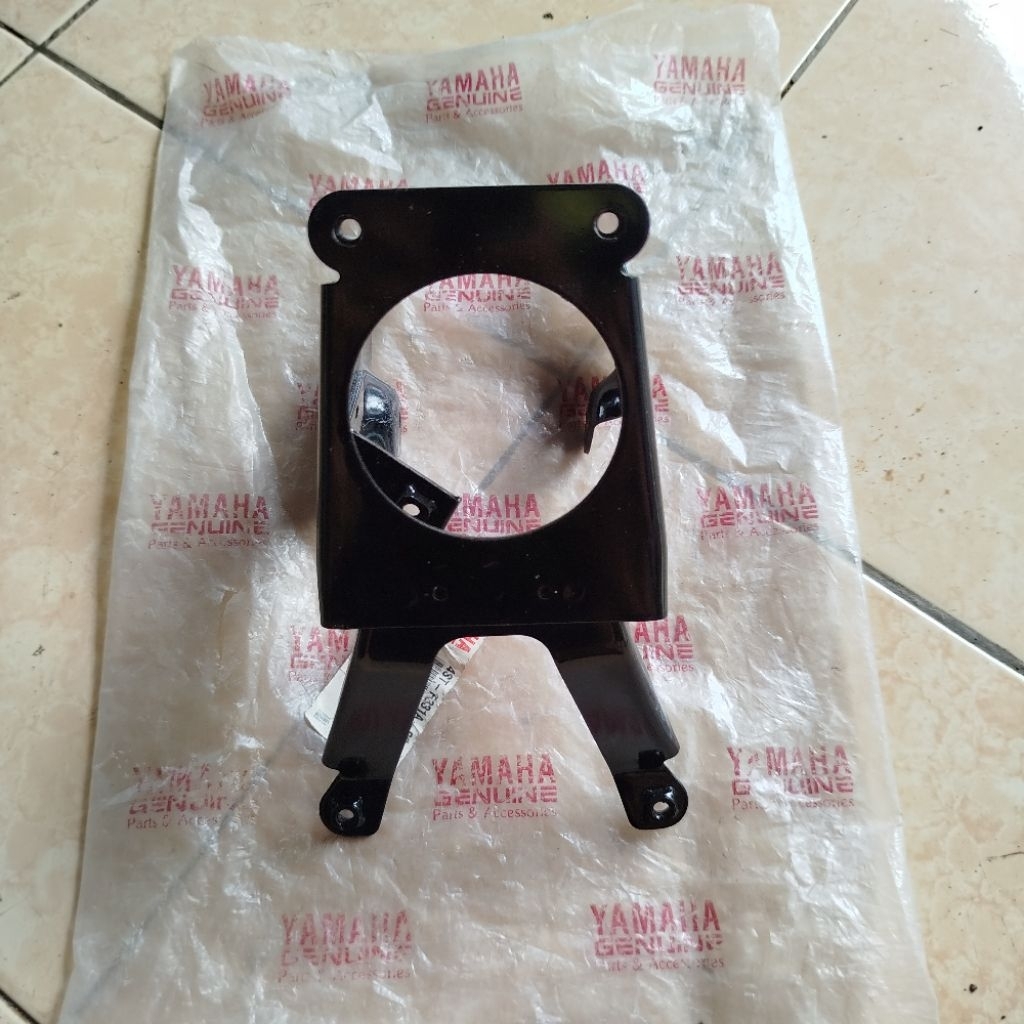 Stay Bracket Dudukan Panel Dasi Dada Depan Crypton Cripton Original YGP 4ST-F331A-00-33