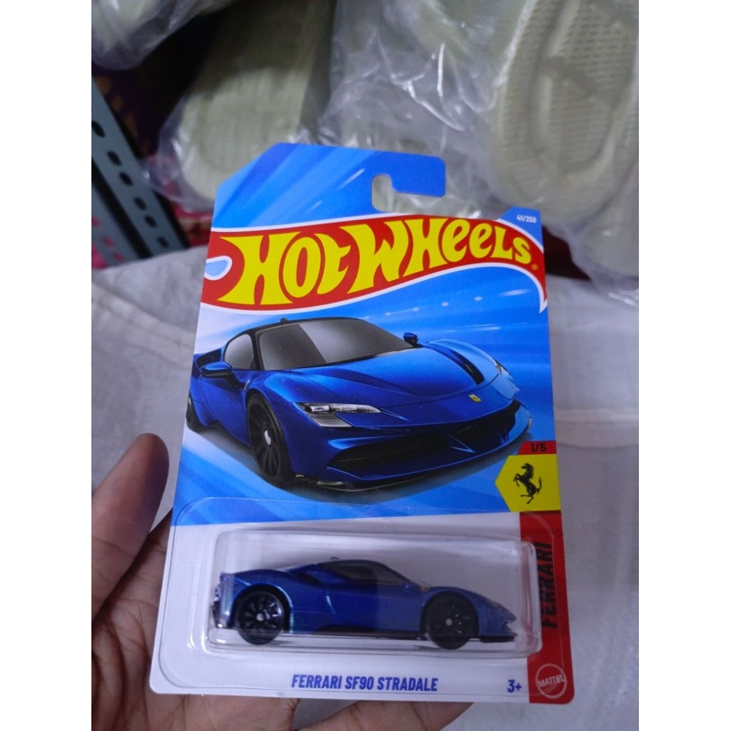 hot wheels Ferrari sf 90 biru