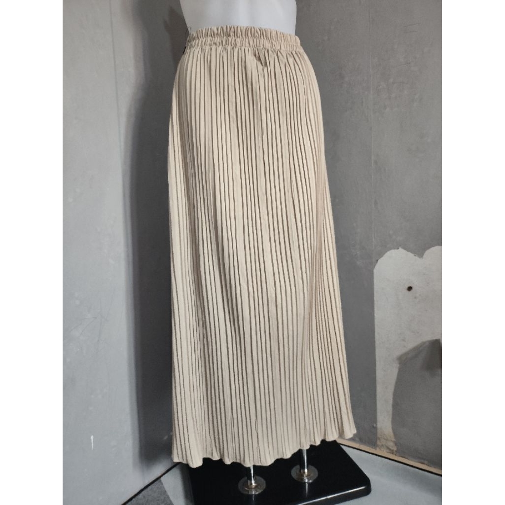 preloved rok warna cream