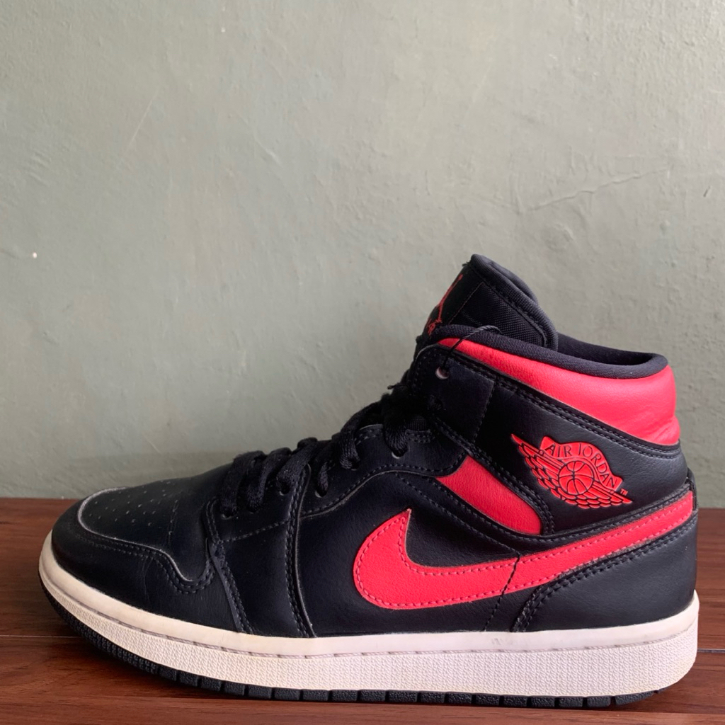 Jordan 1 Mid Black Siren Red Second Size 40