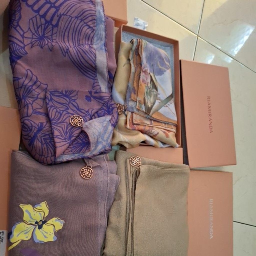 Ria miranda sale 70% scarf vvgc lengkap dengan box (preloved)