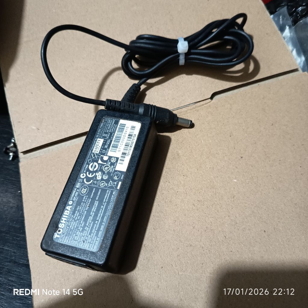 Toshiba 19v 2,37a ori Adaptor charger Laptop minus kabel lecet
