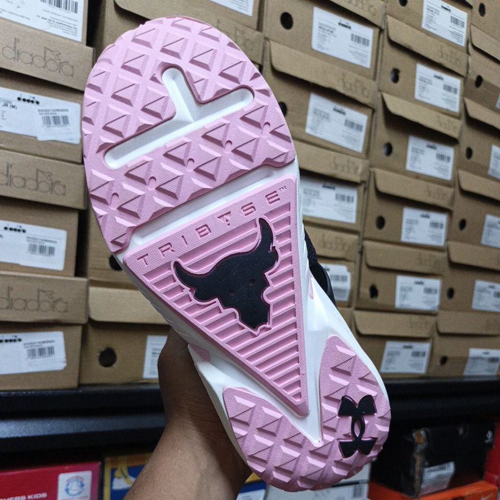 Sepatu Sneaker's seri Project Rock Delta DNA black pink