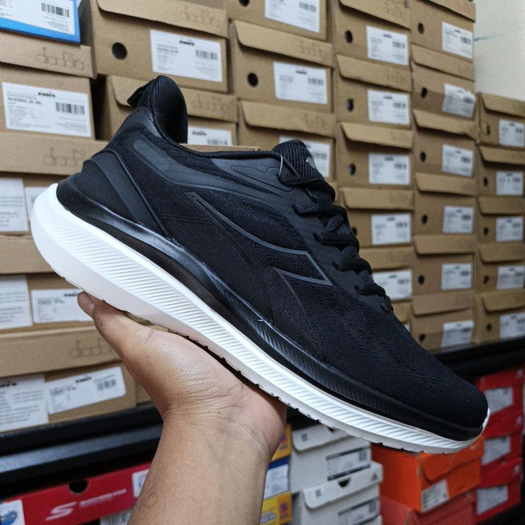 Sepatu Olahraga Pria Diadora Nasik Black Original Resmi Sport Station
