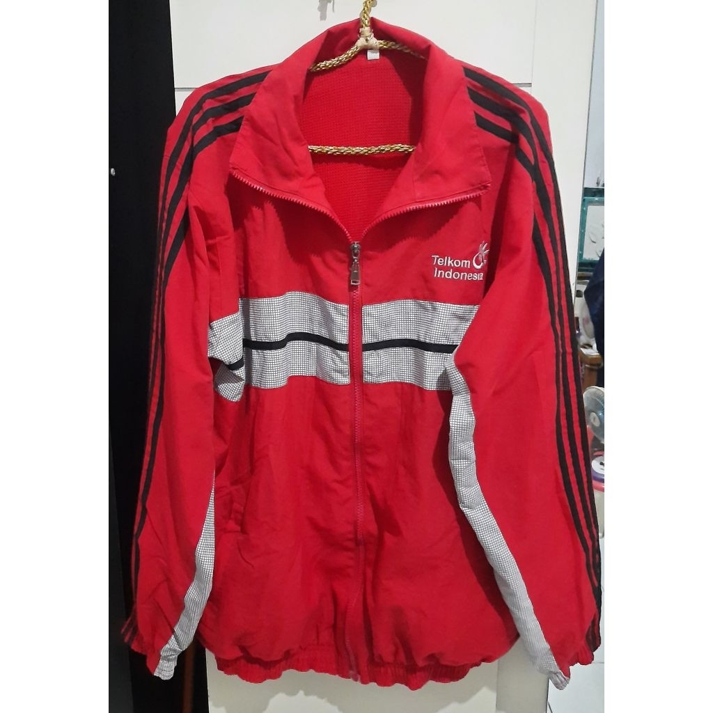 Preloved - Jaket tracktop merah untuk pria