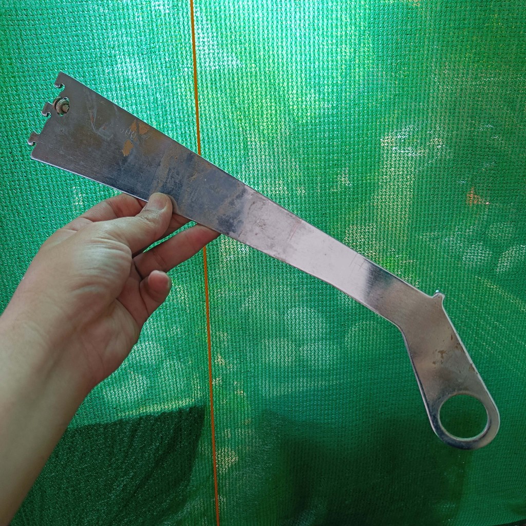 Bracket Braket Kaca Etalase Pipa Bulat Perlengkapan Toko Bekas