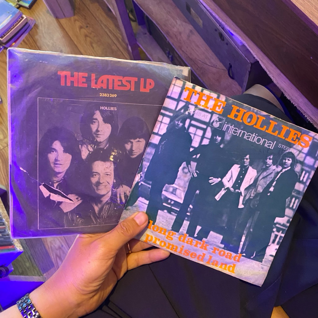 KUMPULAN VINYL PIRINGAN HITAM THE HOLLIES