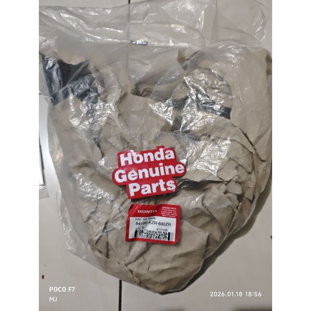 84100KZR600ZR / RAIL, RR. GRAB / BEHEL VARIO 125 KZR WARNA HITAM DOP