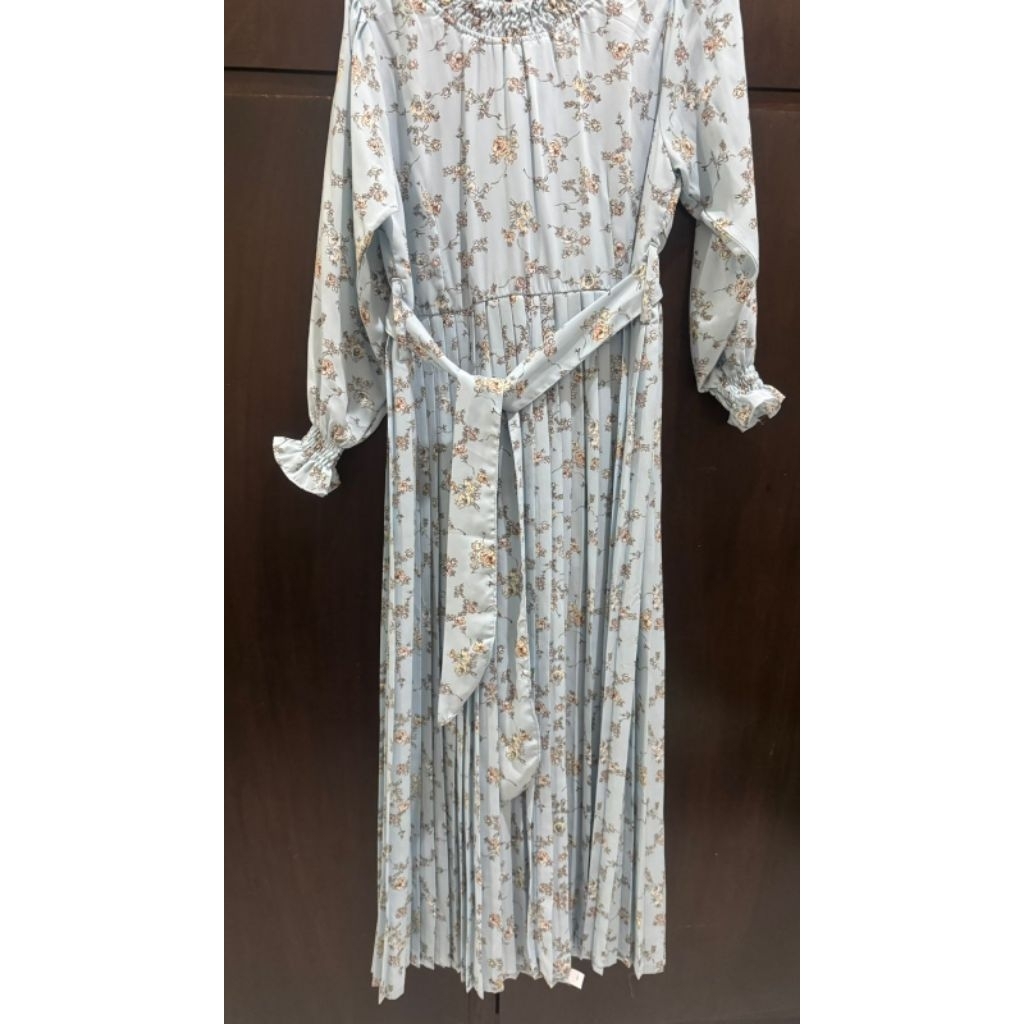 Dress plisket bunga