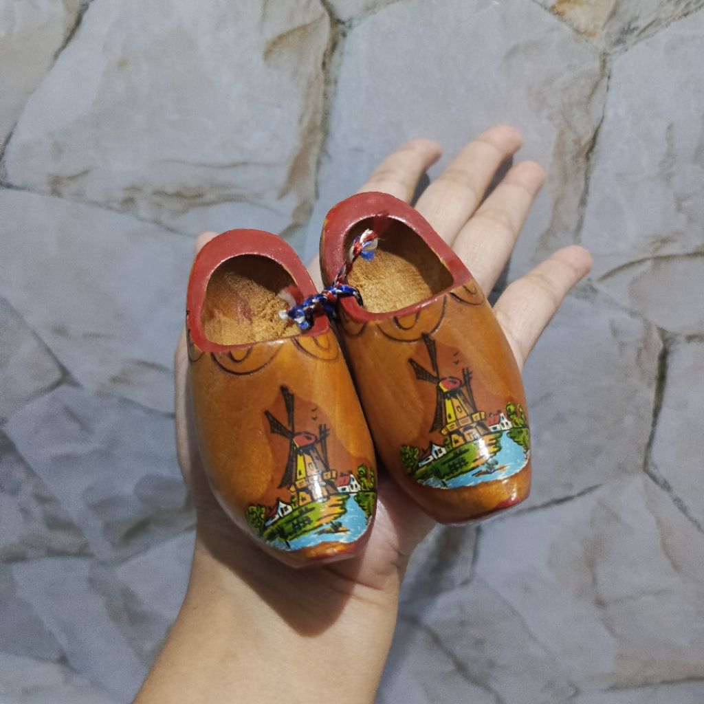 Pajangan Miniatur Sepasang Sepatu Kayu Klompen Belanda (Dutch Clogs Wooden Shoes Holland)