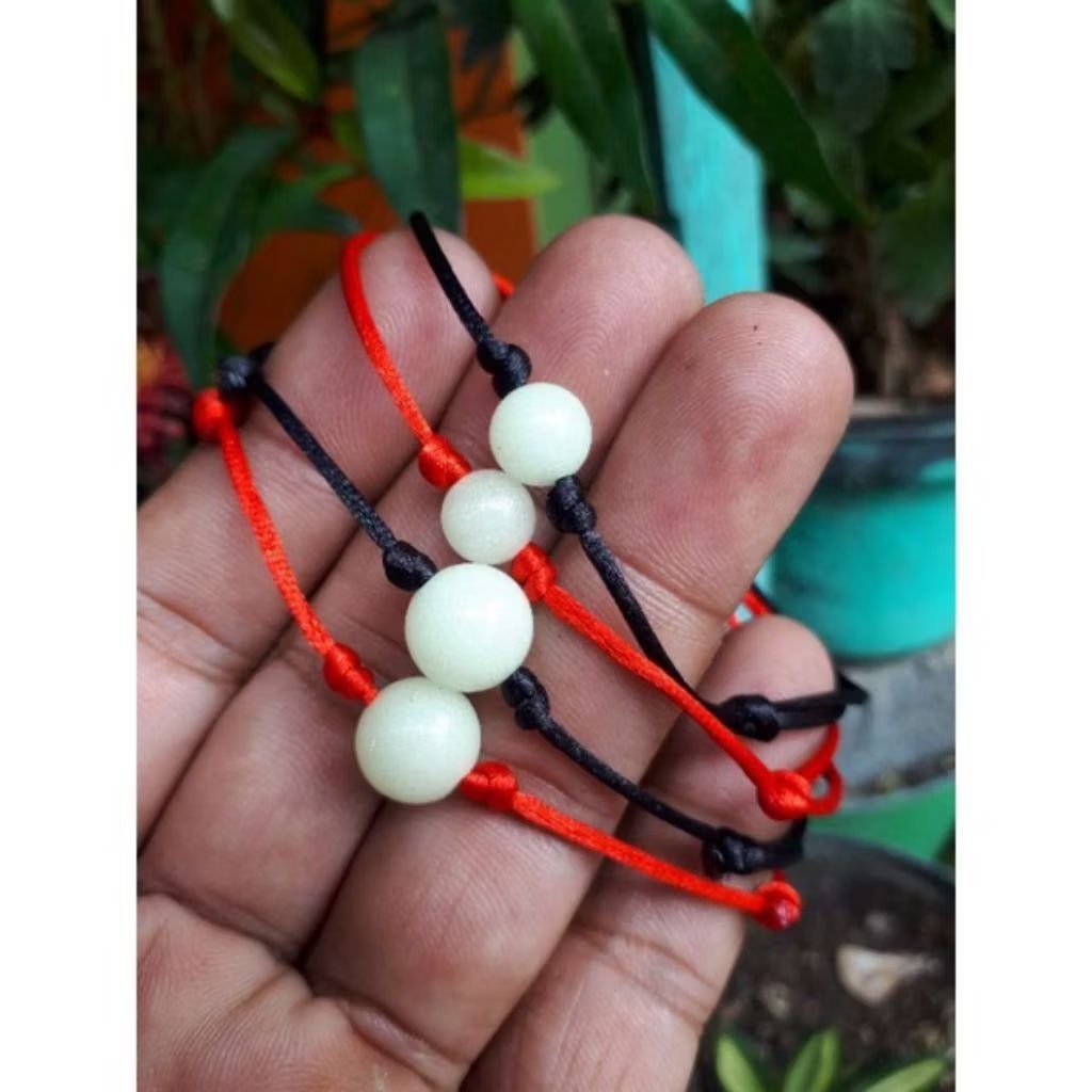 gelang simpel batu akik posfor asli menyala dalam gelap 8 mm 10 mm tali merah dan hitam terbaik