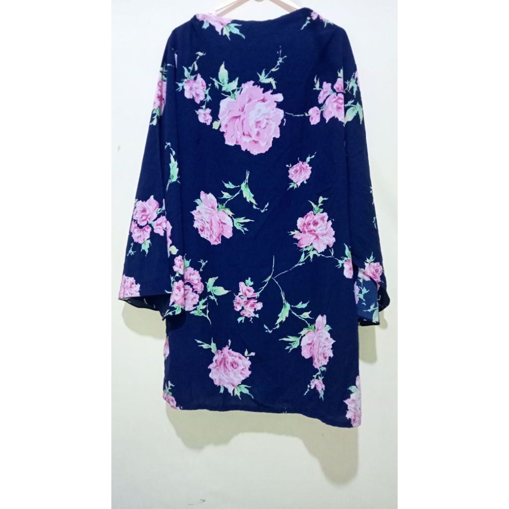 blouse motif bunga-bunga