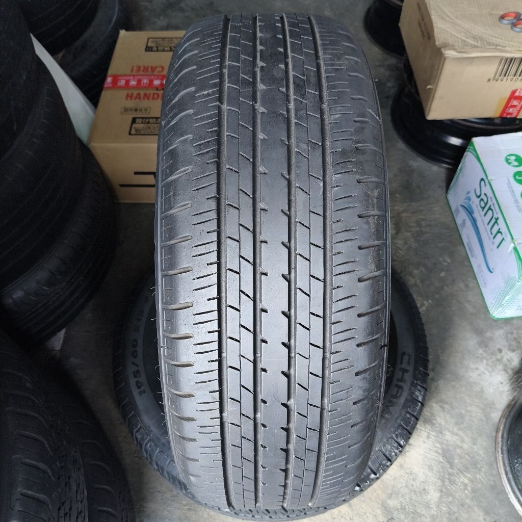 Ban 215/55 R17 Bridgestone Turanza ER33