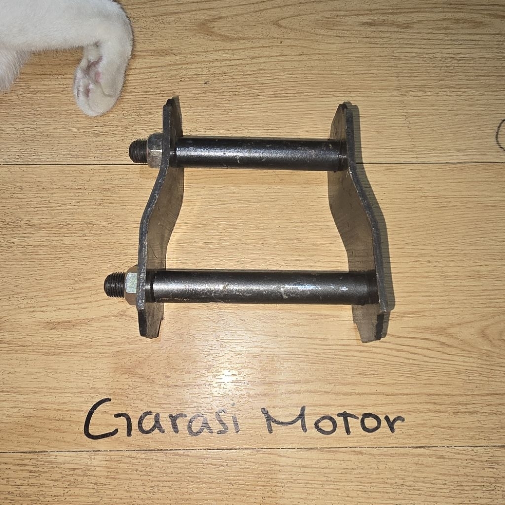 SPRING SHACKLE ANTING PER L300