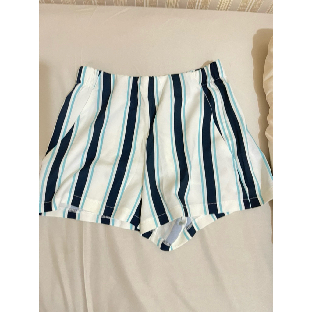 Preloved | Celana pendek putih garis-garis