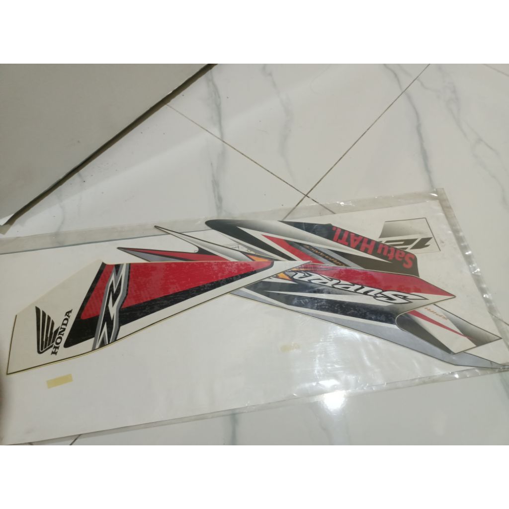 Stiker 871X0-KYL-A30ZAL sebelah kiri warna hitam merah Honda R Supra X 125 Satu Hati