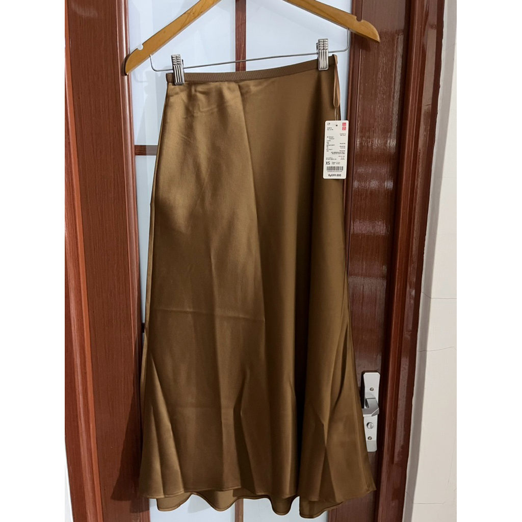 Uniqlo original satin skirt