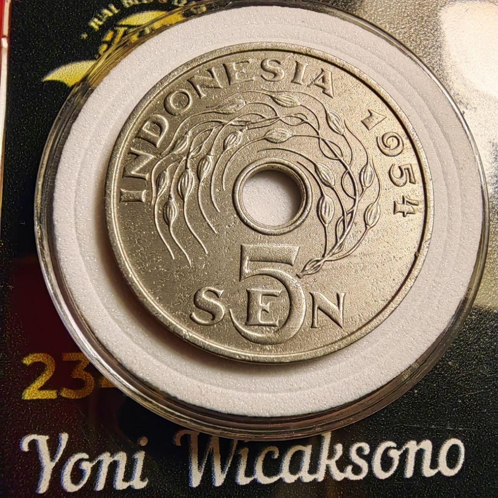 5 sen bolong tahun 1951 bersih dengan pelindung