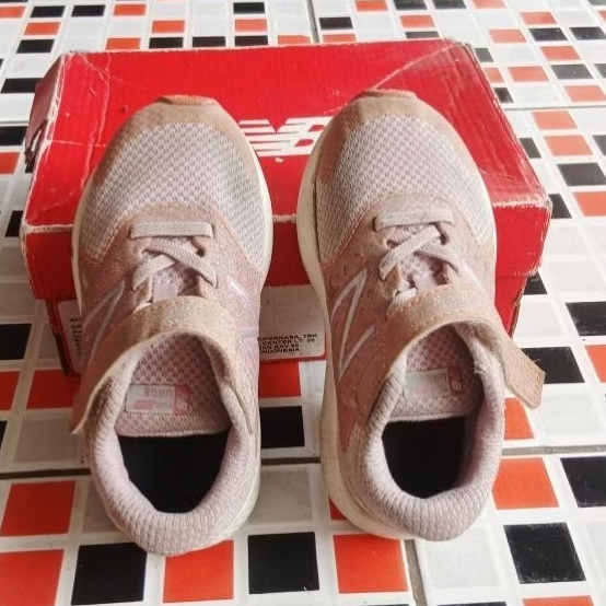 Preloved Sepatu Sneakers Anak Perempuan Ori NB Baby Pink