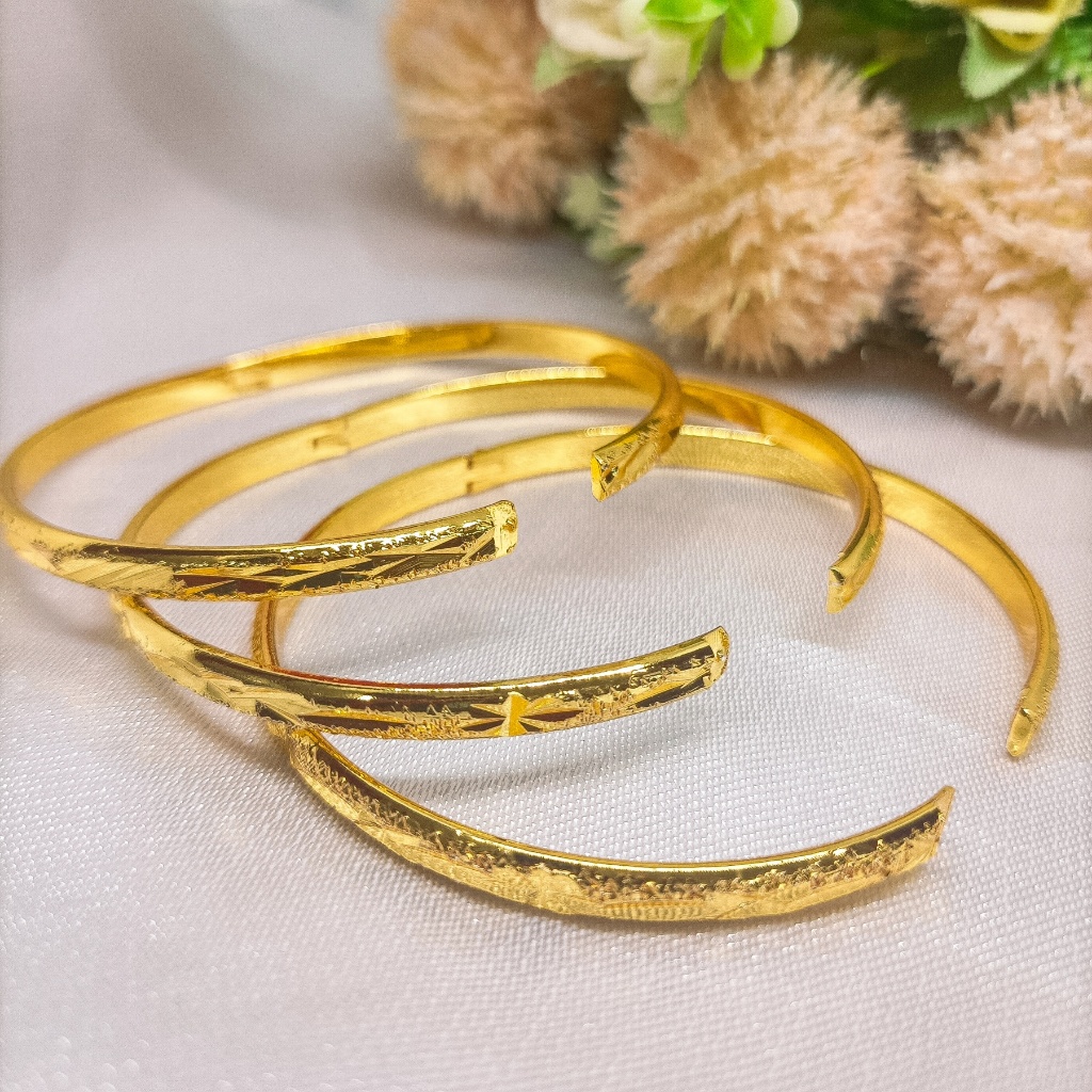 Sebuah gelang berlapis emas 24 karat dari Dubai.